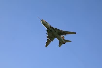 Esta fotografía tomada el 5 de enero de 2024 muestra un avión iraní Sukhoi Su-22M4 operado por los hutíes sobrevolando Saná, la capital controlada por los hutíes