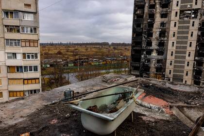 Esta fotografía tomada el 5 de noviembre de 2022 muestra edificios residenciales destruidos tras un bombardeo en las afueras de Kharkiv, en medio de la invasión rusa de Ucrania.
