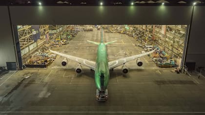 Esta fotografía tomada el 7 de diciembre de 2022 y publicada por Boeing el 31 de enero de 2023 muestra el último Boeing 747-8 saliendo de la fábrica de aviones de fuselaje ancho de la compañía en Everett, estado de Washington, antes de su entrega a Atlas Air a principios de 2023.