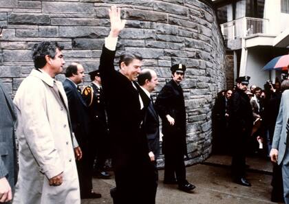 Esta fotografía, tomada por el fotógrafo presidencial Mike Evans el 30 de marzo de 1981, muestra al presidente Ronald Reagan saludando a la multitud momentos antes del intento de asesinato en su contra, tras una conferencia frente al Hotel Hilton en Washington, D.C..