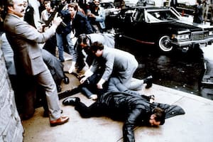 Esta fotografía, tomada por el fotógrafo presidencial Mike Evans el 30 de marzo de 1981, captura la reacción de la policía y los agentes del Servicio Secreto durante el intento de asesinato contra el entonces presidente de EE.UU., Ronald Reagan, tras una conferencia frente al Hotel Hilton en Washington, D.C..