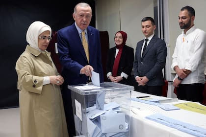 Esta fotografía tomada y difundida por la Oficina de Prensa de la Presidencia turca el 31 de marzo de 2024, muestra al presidente turco Recep Tayyip Erdogan y su esposa Emine Erdogan depositando sus votos en Estambul.