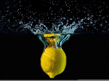 Esta fruta ayuda a prevenir los cálculos renales gracias al ácido cítrico, que hace que la orina sea menos ácida