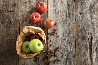 Esta fruta se puede comer tanto cruda como cocida y la cáscara es especialmente beneficiosa para la salud gástrica