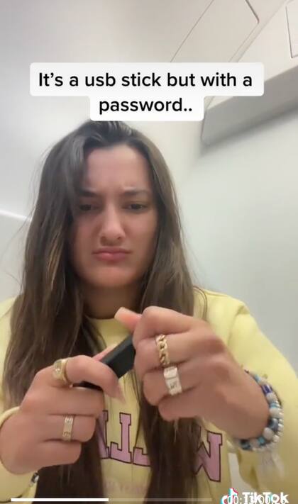 Esta fue la memoria que encontró la tiktoker en el avión