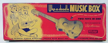 Esta fue la primera línea de juguetes de la entonces llamada, Mattel Creations, que tuvo un éxito rotundo; tenía una palmera y una mujer bailando hawaiano impresas en el pequeño instrumento