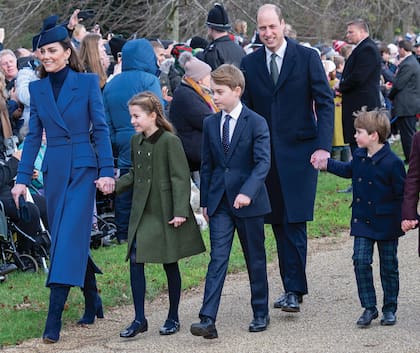 Esta fue la última imagen pública de Kate, en diciembre de 2023, antes de su operación. Sonriente, camina tomada de la mano de su hija Charlotte, al lado está su hijo mayor, George, y detrás su marido, el príncipe William.