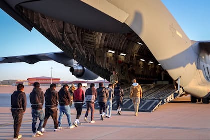 Esta fue una de las primeras imágenes difundidas por el gobierno de Trump con inmigrantes deportados en un avión militar