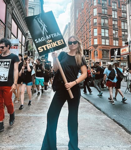 "Esta huelga puede durar hasta fin de año. Estamos preparados", dijo la actriz Olivia Wilde, de 39 años, en Nueva York. "“Es una verdadera pena que nos pongan a todos en esta posición. Pero no podemos conformarnos con sobras por desesperación".