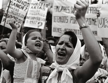 Esta icónica foto de Adriana Lestido, Madre e hija de Plaza de Mayo (1982), formará parte del Special Project dedicado a la fotógrafa a cuarenta años de la recuperación de la democracia