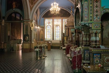 Esta iglesia ortodoxa rusa es la más importante de Latinoamérica: está ubicada sobre la calle Brasil, frente a Parque Lezama, desde hace más de cien años. La planta se divide en tres partes bien diferenciadas: atrio, templo y altar o santuario, que mira hacia el este porque se conservó la norma canó