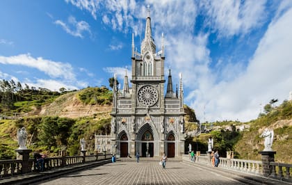 Esta iglesia se encuentra en un acantilado a más de 90 mentros sobre el río.