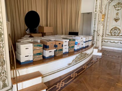 Esta imagen, contenida en una imputación contra el expresidente Donald Trump, muestra cajas con documentos almacenados en la Sala de Baile Blanco y Oro en la mansión Mar-a-Lago de Trump, en Palm Beach, Florida (Departamento de Justicia vía AP)