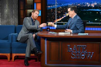 Esta imagen cortesía de CBS muestra al príncipe Harry, a la izquierda, con el presentador Stephen Colbert durante una grabación de "The Late Show with Stephen Colbert" el martes 10 de enero de 2023.