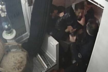 Esta imagen de captura de video muestra el momento en que los policías le pegan muestra al productor musical Michel Zecler, en París