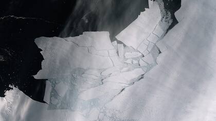Esta imagen de febrero de 2020 fue captada por la Agencia Espacial Europea y muestra el resquebrajamiento de un iceberg que se desprendió del glaciar Isla Pine en Antártida Occidental