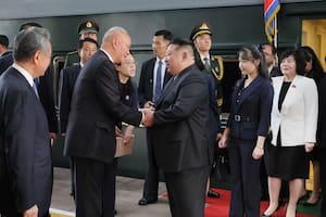 Esta imagen de la Agencia Central de Noticias de Corea del Norte (KCNA) muestra al líder norcoreano Kim Jong-un; detrás está su hija