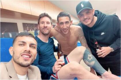 Esta imagen de los cuatro argentinos juntos en el vestuario de PSG difícilmente se repita en la próxima temporada