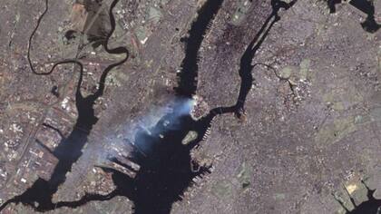 Esta imagen de Nueva York fue tomada desde el satélite Landsat 7 el 12 de septiembre de 2001, al día siguiente a los ataques.