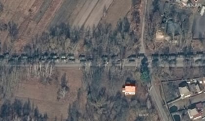 Esta imagen de satélite proporcionada por Maxar Technologies muestra un primer plano de equipos blindados y parte de un gran convoy de fuerzas terrestres al noreste de Ivankiv, Ucrania, el domingo 27 de febrero de 2022. El convoy se desplaza en dirección a Kiev, a unos 65 kilómetros de distancia. 