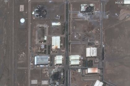 Esta imagen de satélite proporcionada por Maxar Technologies muestra la base de enriquecimiento nuclear de Natanz, donde varios edificios quedaron destruidos por ataques israelíes recientes, al sureste de Teherán, Irán, el sábado 14 de junio de 2025. (Maxar Technologies via AP)