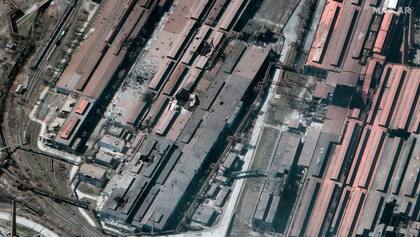 Esta imagen de satélite proporcionada por Maxar Technologies muestra una vista más cercana de los edificios dañados de la fábrica metalúrgica Azovstal en Mariupol, Ucrania, el martes 22 de marzo de 2022. 