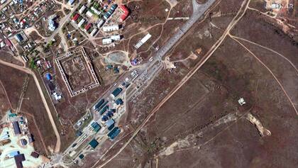 Esta imagen de satélite publicada por Maxar Technologies el 26 de septiembre de 2022 y tomada el 23 de septiembre de 2022 muestra camiones y autos esperando en el puesto fronterizo de Khyagt, en la frontera de Rusia con Mongolia.