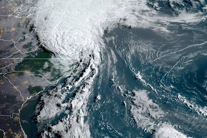 Esta imagen de satélite Rammb/NOAA obtenida el 4 de agosto de 2020 a las 11:40 UTC muestra la tormenta tropical Isaias frente a la costa este de Estados Unidos