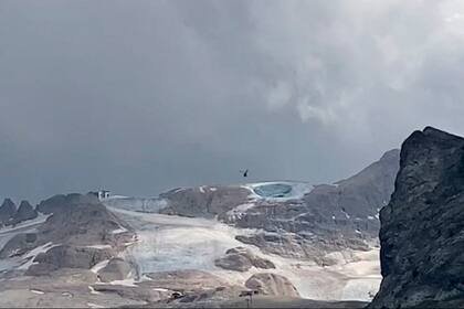 Esta imagen de un cuadro de video tomado y publicado el 3 de julio de 2022 por el Servicio de Rescate de Montaña de Trento (Soccorso Alpino)