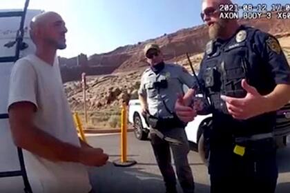 Esta imagen de una cámara corporal de la policía publicada por el Departamento de Policía de la ciudad de Moab en Utah, muestra a Laundrie hablando con la policía mientras respondía a un altercado entre él y Petito, el 12 de agosto de 2021