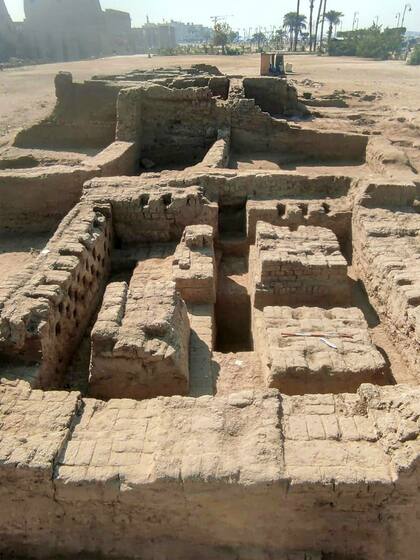Esta imagen distribuida por el Ministerio de Antigüedades de Egipto el 24 de enero de 2023 muestra una vista de una excavación de una "ciudad residencial completa de la era romana" de 1.800 años de antigüedad en el corazón de la ciudad sureña de Luxor