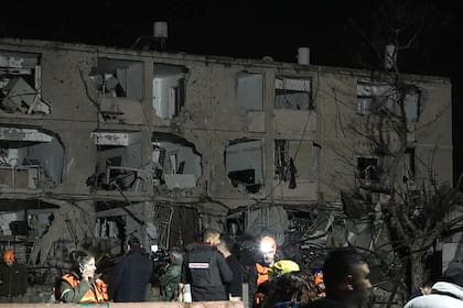 Esta imagen, extraída de un vídeo de AFPTV, muestra los daños sufridos por un edificio en la ciudad de Dimona el 21 de marzo de 2026 (Foto de Jorge NOVOMINSKY / AFPTV / AFP)