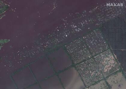Esta imagen facilitada por Maxar Technologies muestra la localidad de Krinky, en Ucrania, después de la inundación, el 7 de junio de 2023. (Imagen satelital ©2023 Maxar Technologies vía AP)