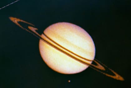 Esta imagen fue tomada el 1 de septiembre de 1979; muestra a Saturno, sus anillos y la luna más grande de Saturno, Titán (Foto: Gentileza: NASA)