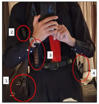 Esta imagen, incluida en un documento judicial presentado por el Departamento de Justicia el 29 de abril de 2026, muestra a Cole Tomas Allen, a la izquierda, dentro de su habitación de hotel, el sábado 25 de abril de 2026 en Washington, usando su celular para sacarse una foto frente al espejo (AP)