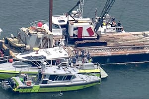 Esta imagen muestra al Cuerpo de Bomberos de Miami-Dade y a otros en botes alrededor de la barcaza que chocó contra el velero
