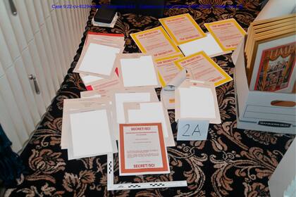 Esta imagen muestra documentos incautados durante el allanamiento realizado por el FBI en la propiedad del expresidente Donald Trump en Mar-a-Lago, Florida