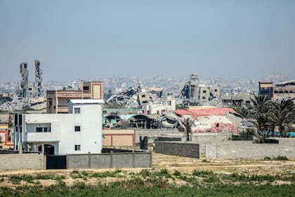 Esta imagen muestra edificios destruidos en la ciudad de Nuseirat, en el centro de la Franja de Gaza, tras el bombardeo israelí del 17 de abril de 2024, en medio de batallas en curso entre Israel y el grupo militante Hamas