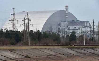 Esta imagen muestra la cúpula gigante construida sobre el sarcófago que cubre el reactor destruido en 1986 de la planta de Chernobyl 