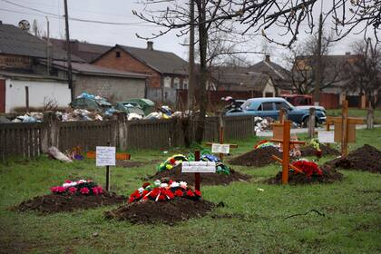 Esta imagen muestra tumbas de residentes fallecidos durante la invasión rusa en un prado detrás de viviendas, en Mariúpol, Ucrania. (AP Foto/Alexei Alexandrov)