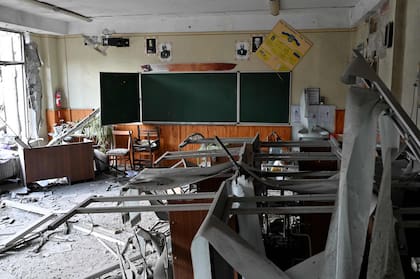 Esta imagen muestra un aula volada en una escuela parcialmente destruida por un cohete en Kharkiv el 2 de junio de 2022,.
