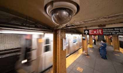 Esta imagen muestra una cámara de vigilancia en el techo de un andén del metro, el miércoles 7 de octubre de 2020, en el distrito de Brooklyn en Nueva York. (AP Foto/Mark Lennihan, archivo)
