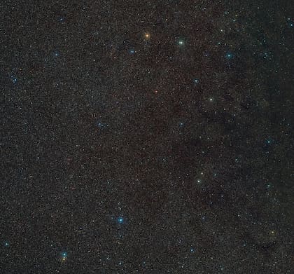 Esta imagen muestra una vista de amplio campo del área que hay alrededor de Gaia BH3, el agujero negro estelar más masivo de nuestra galaxia
