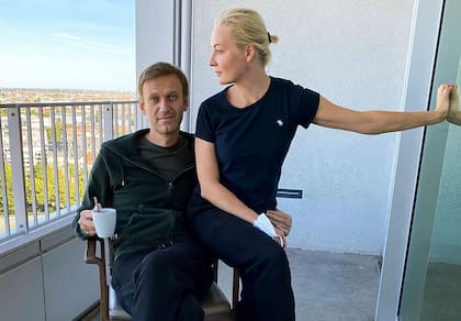 Esta imagen proporcionada el 21 de septiembre de 2020 en la cuenta de Instagram de @navalny muestra al líder opositor ruso Alexei Navalny y su esposa Yulia Navalnaya en el hospital Charité de Berlín.