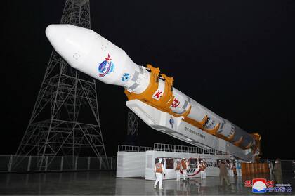 Esta imagen proporcionada por el gobierno norcoreano muestra lo que el país describió como el momento previo al lanzamiento del Malligyong-1, un satélite militar espía, el martes 21 de noviembre de 2023