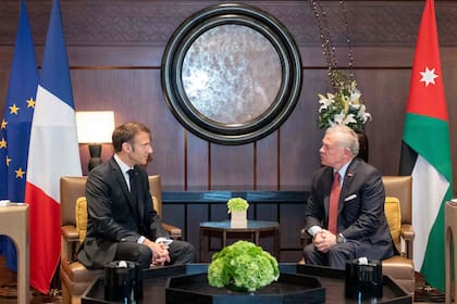 Esta imagen proporcionada por el Palacio Real de Jordania muestra al rey Abdullah II reuniéndose con el presidente de Francia, Emmanuel Macron, en Amán el 25 de octubre de 2023. 