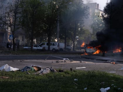 Esta imagen proporcionada por el servicio de prensa de la 93ra Brigada Mecanizada Separada Kholodnyi Yar muestra el lugar donde impactó una bomba aérea guiada en Kramatorsk, en la región de Donetsk, Ucrania, el martes 5 de mayo de 2026.