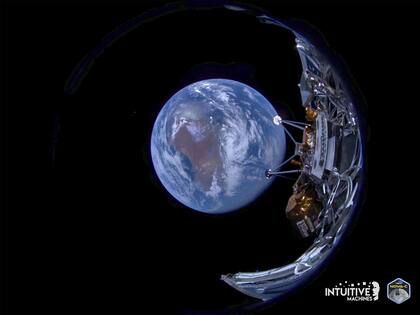 Esta imagen proporcionada por Intuitive Machines muestra su módulo de aterrizaje lunar Odiseo con la Tierra al fondo el 16 de febrero de 2024. La imagen fue capturada poco después de la separación de la segunda etapa de SpaceX. (Intuitive Machines via AP)