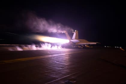 Esta imagen proporcionada por la Armada de Estados Unidos muestra un caza de combate partiendo del portaaviones USS Dwight D. Eisenhower (CVN 69) durante operaciones aéreas sobre el Mar Rojo, el 22 de enero de 2024. (Kaitlin Watt/U.S. Navy via AP)