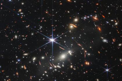 Esta imagen proporcionada por la NASA el lunes 11 de julio de 2022 muestra el grupo de galaxias SMACS 0723 captado por el Telescopio Espacial James Webb. (NASA/ESA/CSA vía AP)